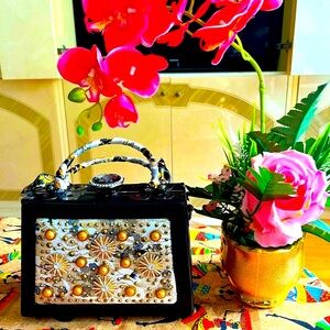 Gorgeous 4 pockets leather glittering evening bag.